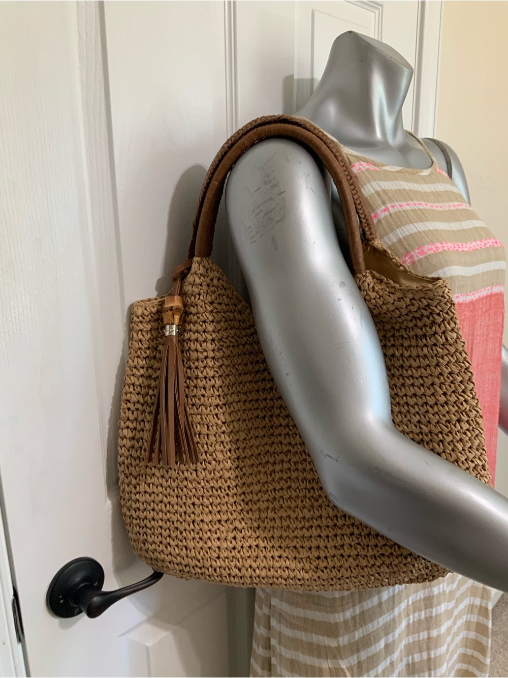 NWT Tommy Bahama Tan Raffia Straw Hobo Tote Bag W/ Leather Handles Tassel Charm - Picture 3 of 7